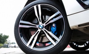 寶馬7系730改裝M760前杠，加寬輪轂，車(chē)身飾條貼黑膜。