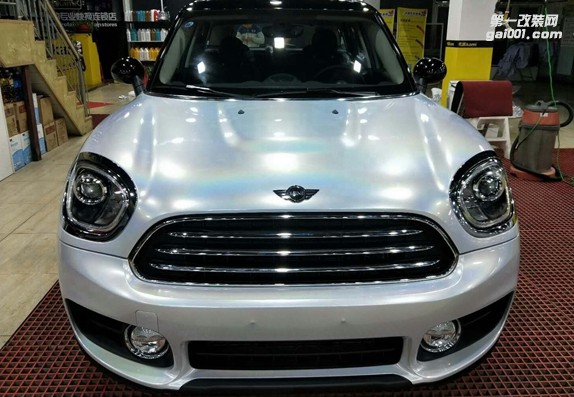 四川成都青羊車衣裳MINI鐳射白汽車改色貼膜