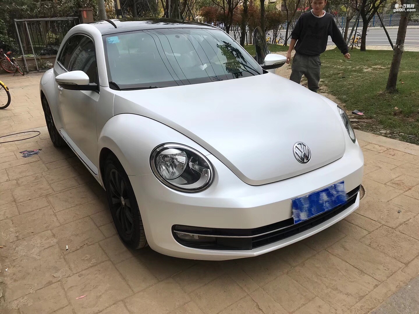 成都汽車車身改色貼膜，大眾甲殼蟲換裝電光白改色膜