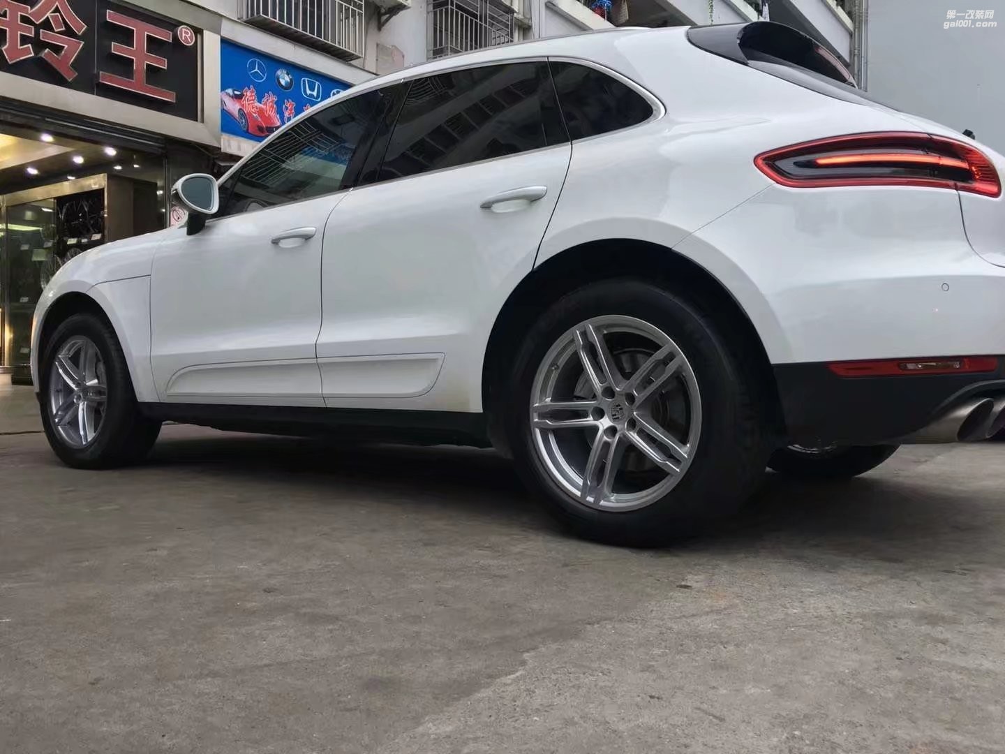保時(shí)捷 Macan ，換 原廠 19寸 完工！
