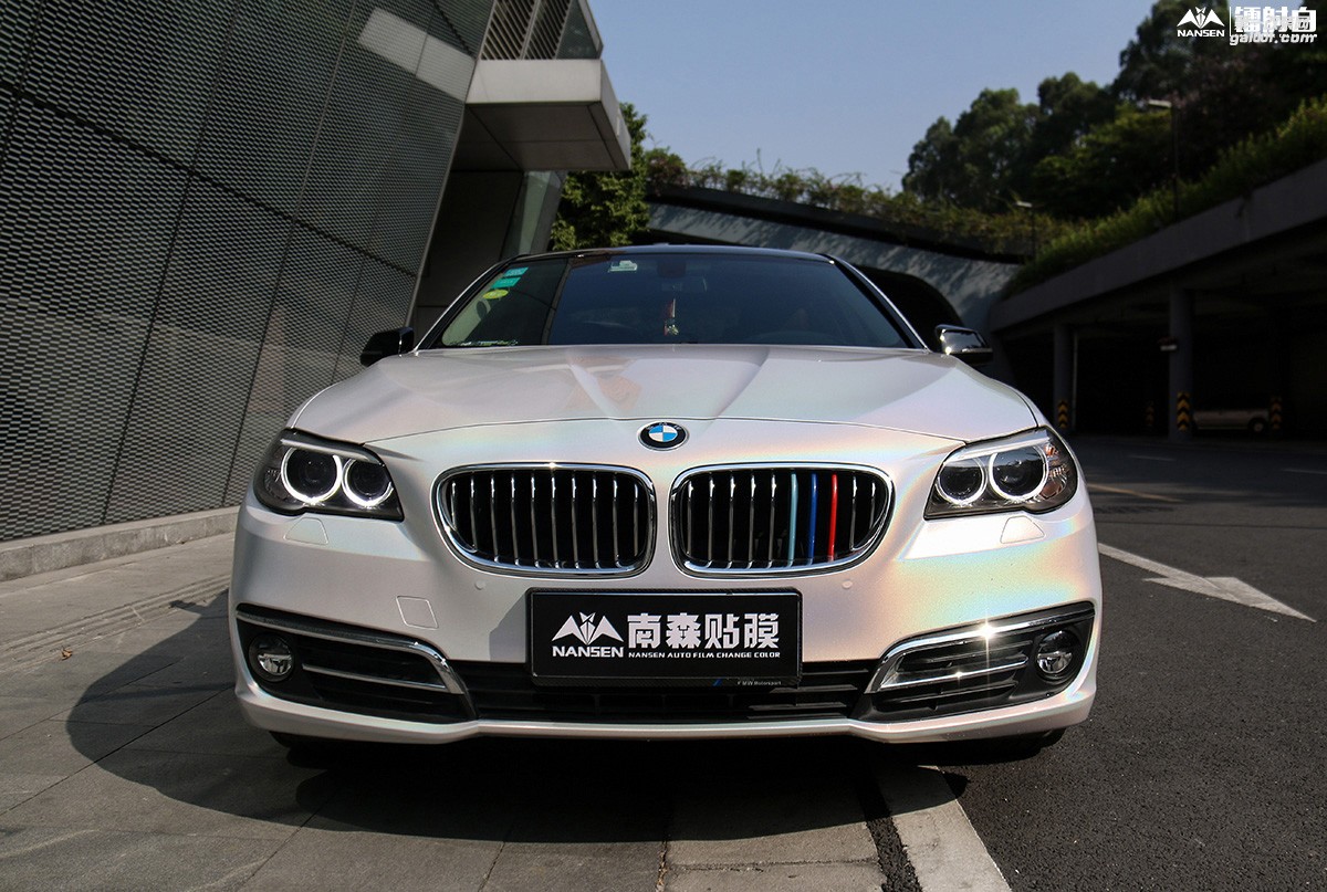 寶馬525li全車貼膜彩虹白