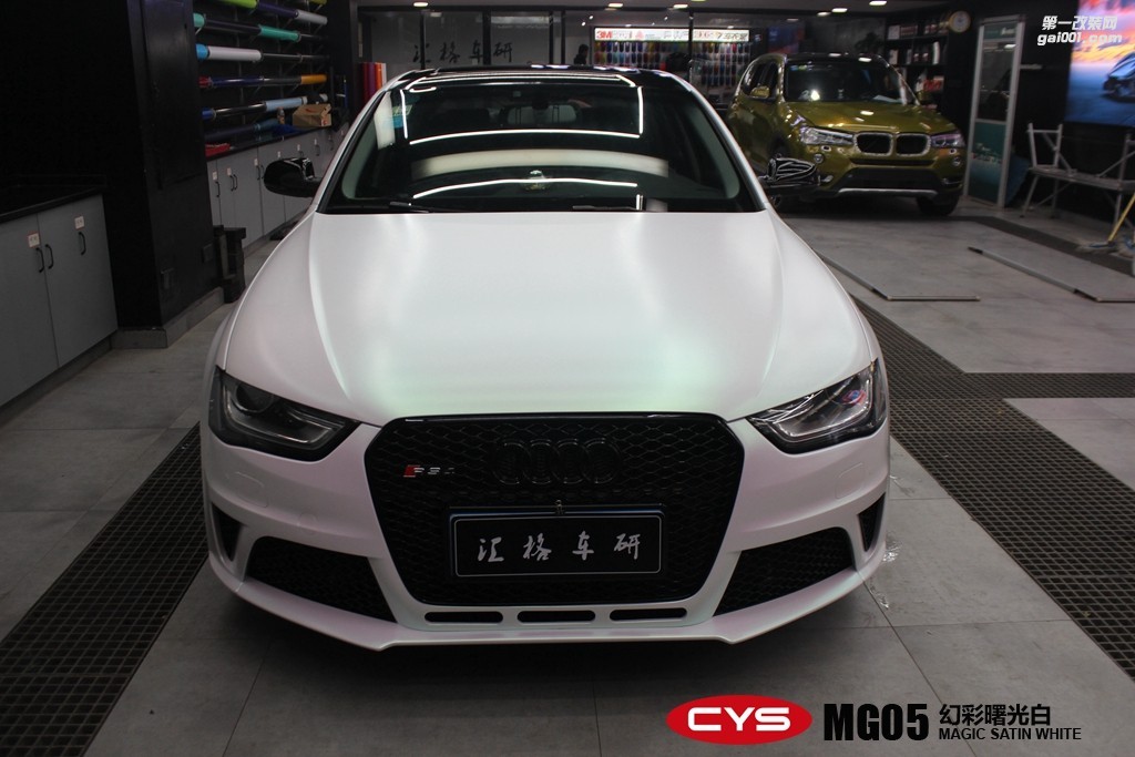 靚車會青羊店奧迪A4幻彩曙光白汽車改色貼膜