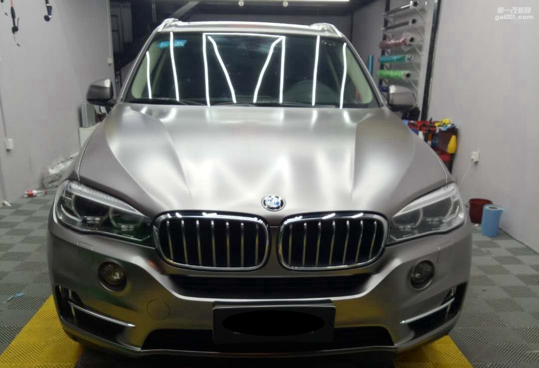 成都靚車匯青羊店寶馬X5電光金屬鈦金汽車改色貼膜