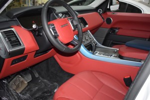 路2臺(tái)虎攬勝內(nèi)飾同時(shí)進(jìn)行改裝 成都藝騰汽車內(nèi)飾改裝中心