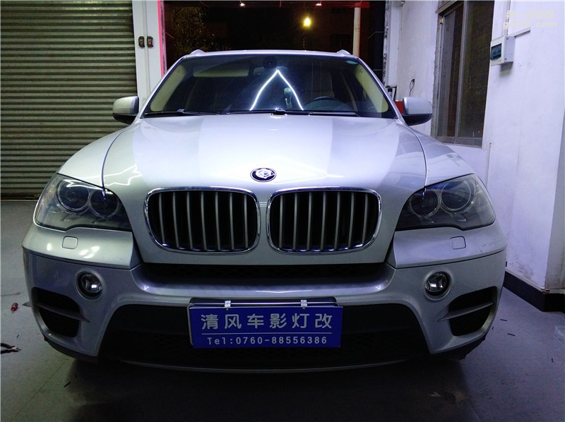 寶馬X5原車博士雙光透鏡嚴(yán)重老化，燈光不夠亮，夜晚行車安全隱患重重？升級進(jìn)口海拉五+歐司朗CBI套裝輕松解決！清風(fēng)車影燈改