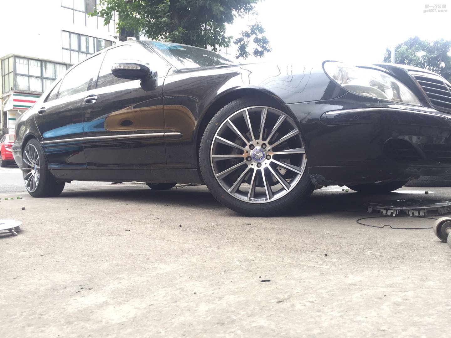 奔馳S500 輪轂升級(jí) 19寸AMG輪轂胎齡 成都改裝店