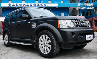 路虎發(fā)現(xiàn)4改裝升級時(shí)尚凱恩款菱形格真皮內(nèi)飾，全身貼磨砂黑更運(yùn)動(dòng)