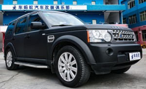 路虎發(fā)現(xiàn)4改裝升級(jí)時(shí)尚凱恩款菱形格真皮內(nèi)飾，全身貼磨砂黑更運(yùn)動(dòng)