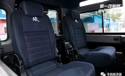 路虎衛(wèi)士不羈約束，改裝升級藏藍色簡約賽車座椅，換裝麂皮絨頂棚