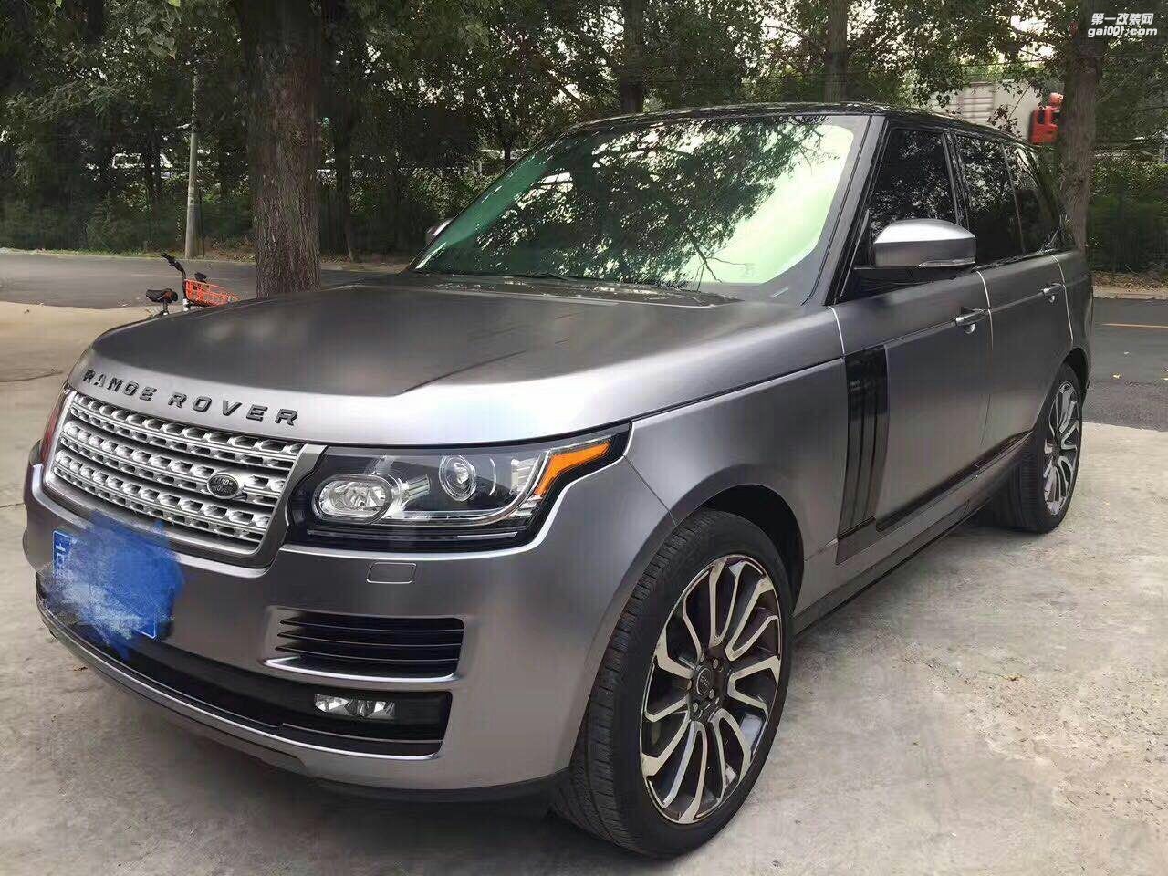 成都車身改色路虎全車貼膜改色電光碳灰改色