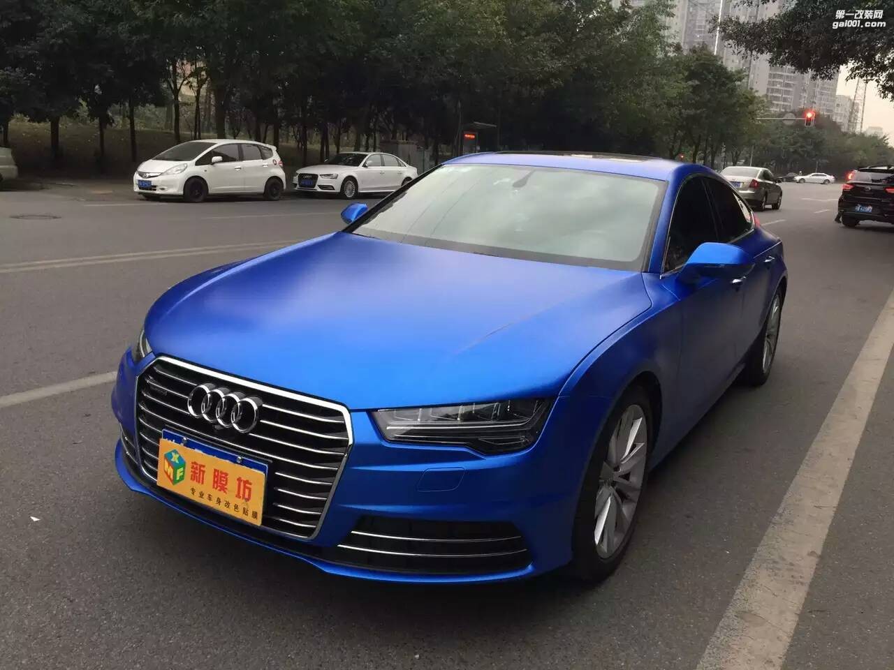 成都車身貼膜改色奧迪A7 全車改色貼膜電光藍(lán)高光冰淇淋藍(lán)