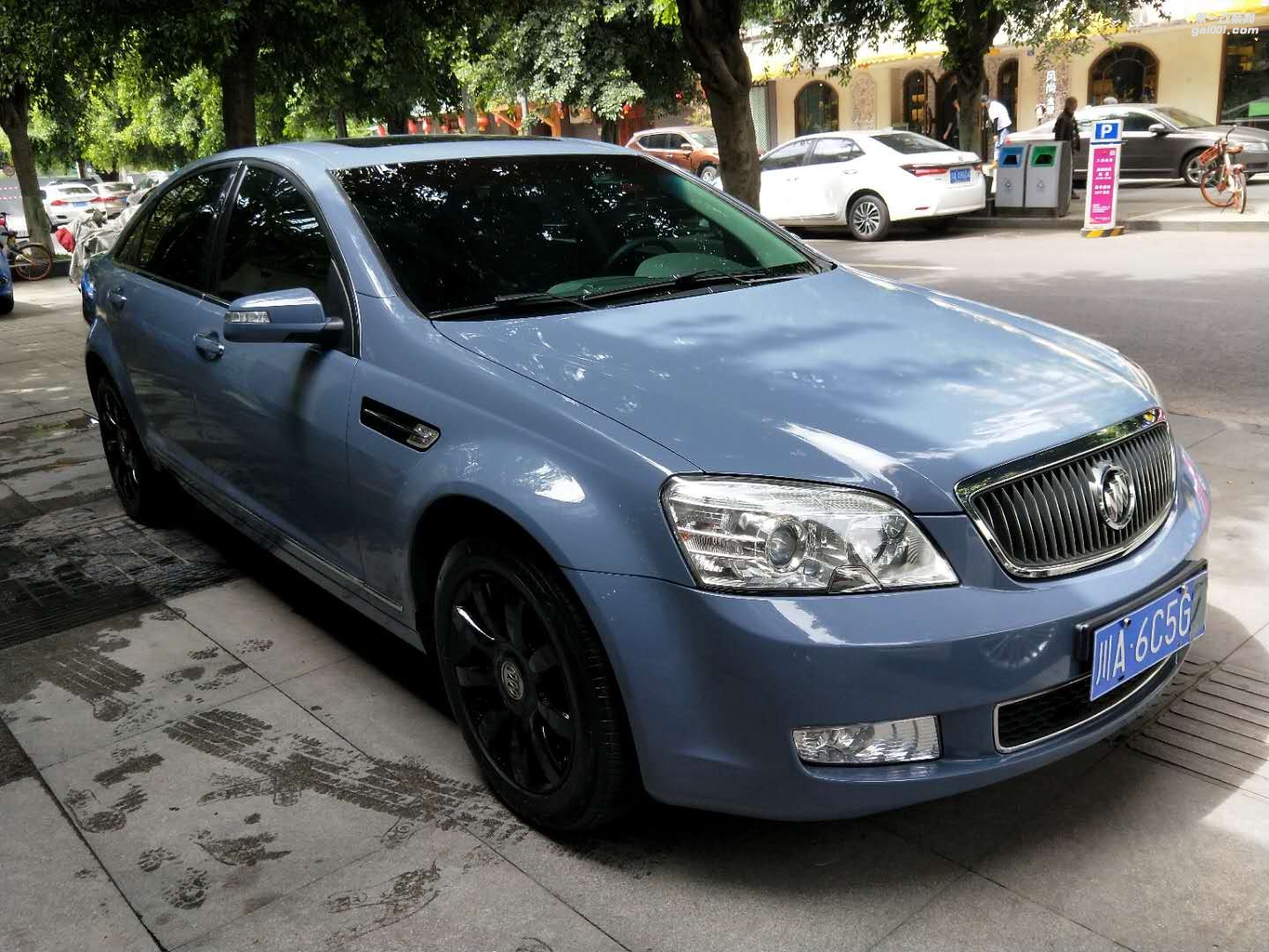成都靚車會(huì)青羊店別克林蔭大道汽車改色貼膜