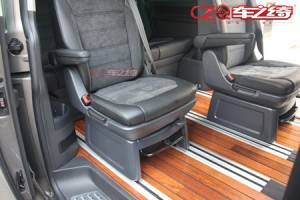 大眾T6內(nèi)飾改裝實木地板實拍 成都專業(yè)房車內(nèi)飾改裝 成都車之綺內(nèi)飾改裝