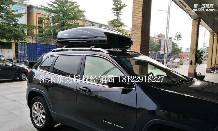16款吉普自由光拓樂9585平桿和運(yùn)動(dòng)行李箱裝車實(shí)拍
