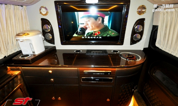 新威霆改裝房車布局,帶隔斷 床 航空座椅