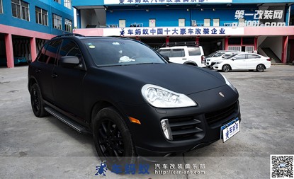 保時(shí)捷卡鉗改色，換妝磨砂黑車身膜