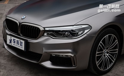 寶馬新5系改裝電光鈦金灰車身膜，升級(jí)原廠M550i包圍
