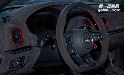 奧迪RS3改黑色Napa皮內(nèi)飾搭配走紅色線儀表臺(tái)，碳纖維內(nèi)飾件作點(diǎn)睛之筆。