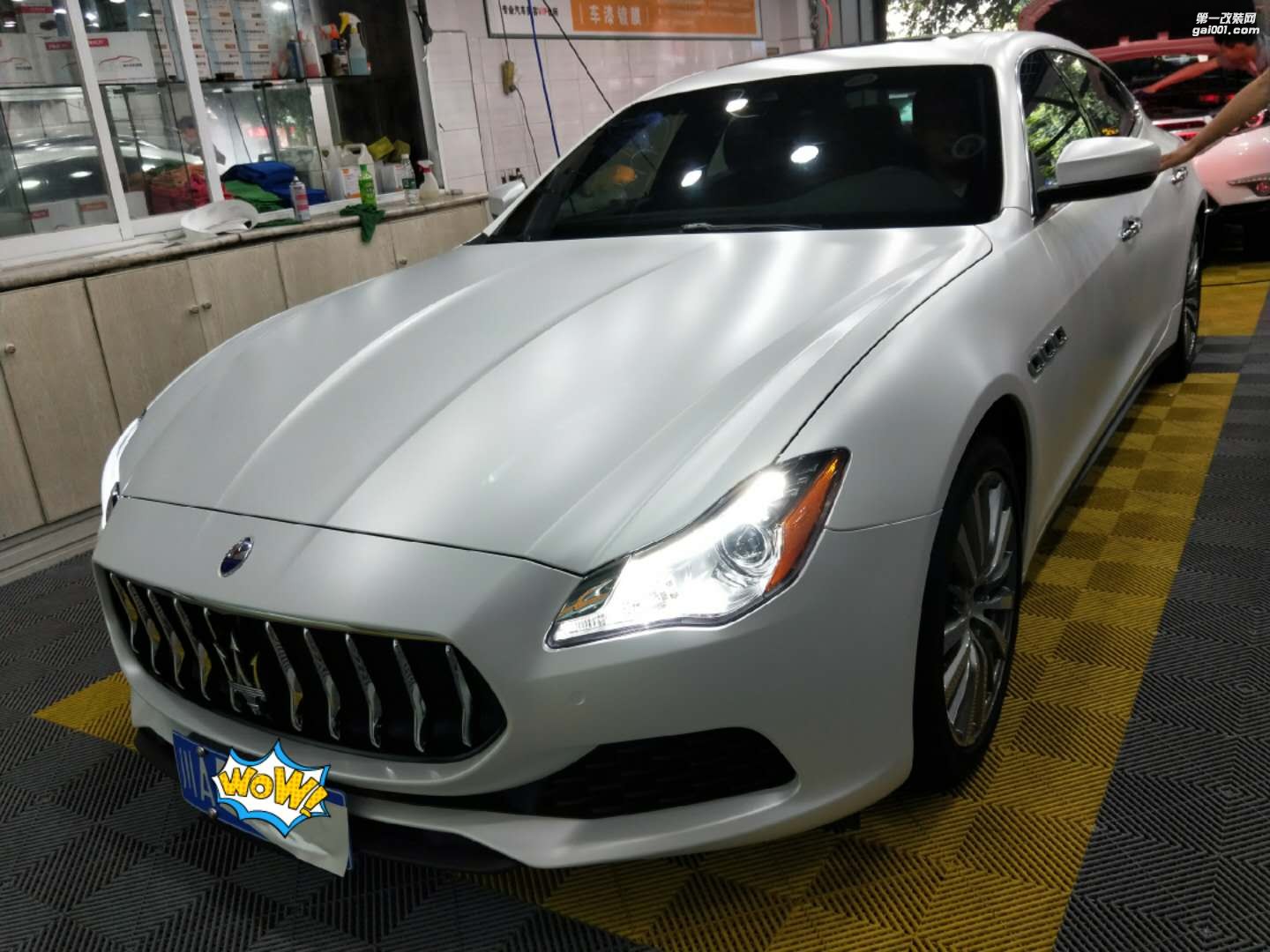 靚車會青羊店瑪莎拉蒂陶瓷白汽車改色貼膜