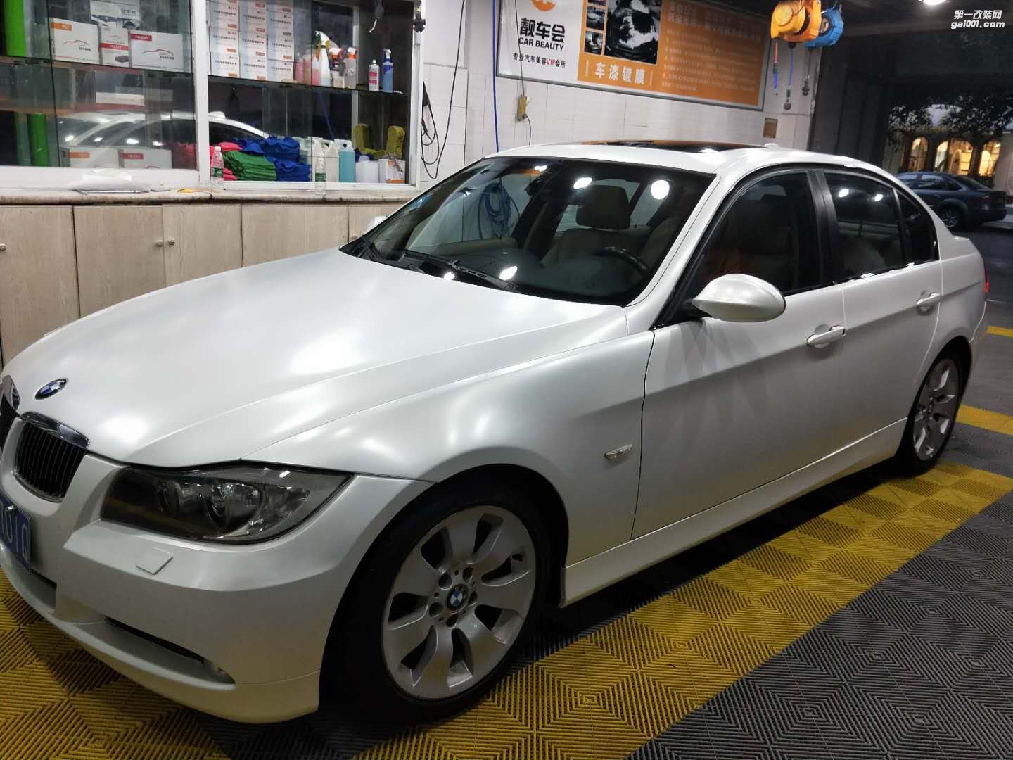 靚車會(huì)青羊店寶馬325i陶瓷白汽車改色貼膜