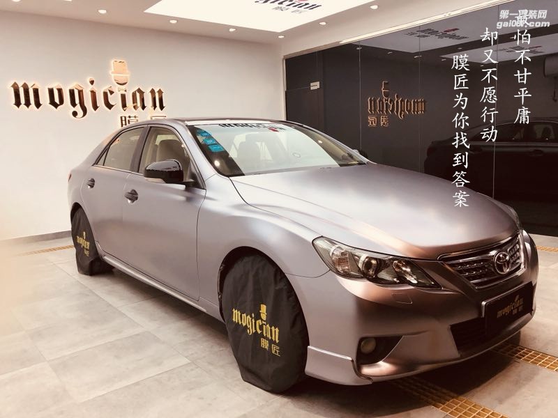 賦予她激進與奢華的外表綻放金屬視覺