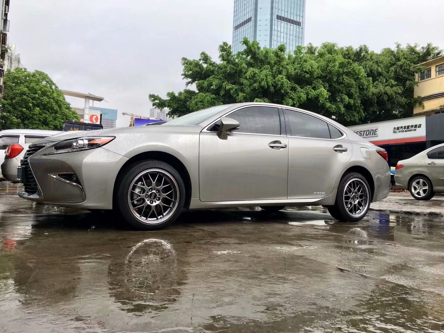 雷克薩斯，換 BBS  RGR 18寸 完工！