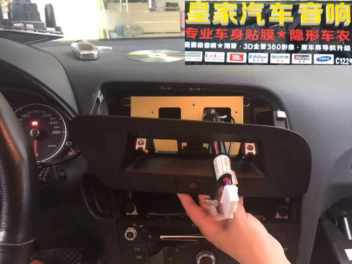 奧迪Q5升級安卓10.25大屏幕——郴州市皇家音響
