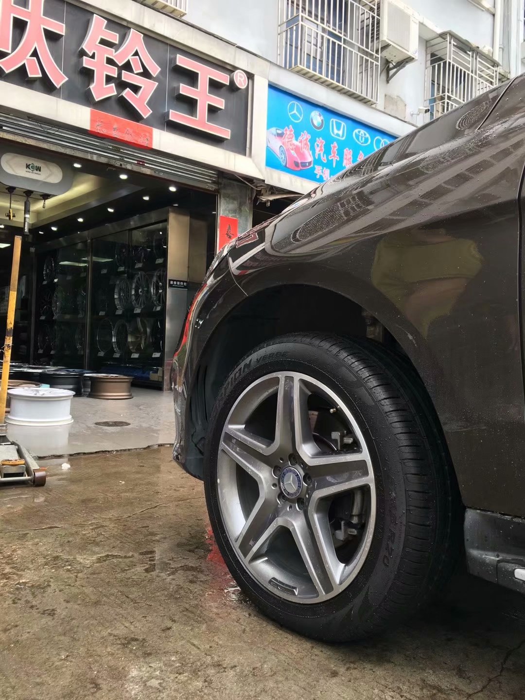 奔馳，換 原裝 AMG 20寸 ，完工！