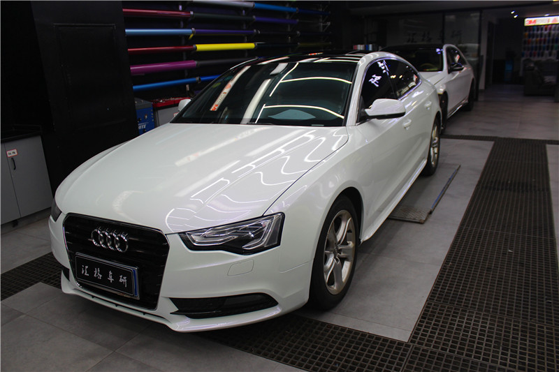 長(zhǎng)沙汽車改色貼膜實(shí)體店奧迪整車貼膜進(jìn)口禿鷹白變粉改色膜