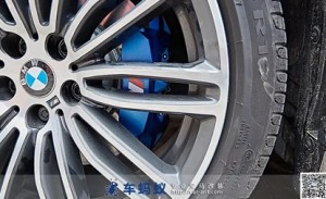 18款寶馬5系530剎車卡鉗改色（藍(lán)色帶M字標(biāo)）