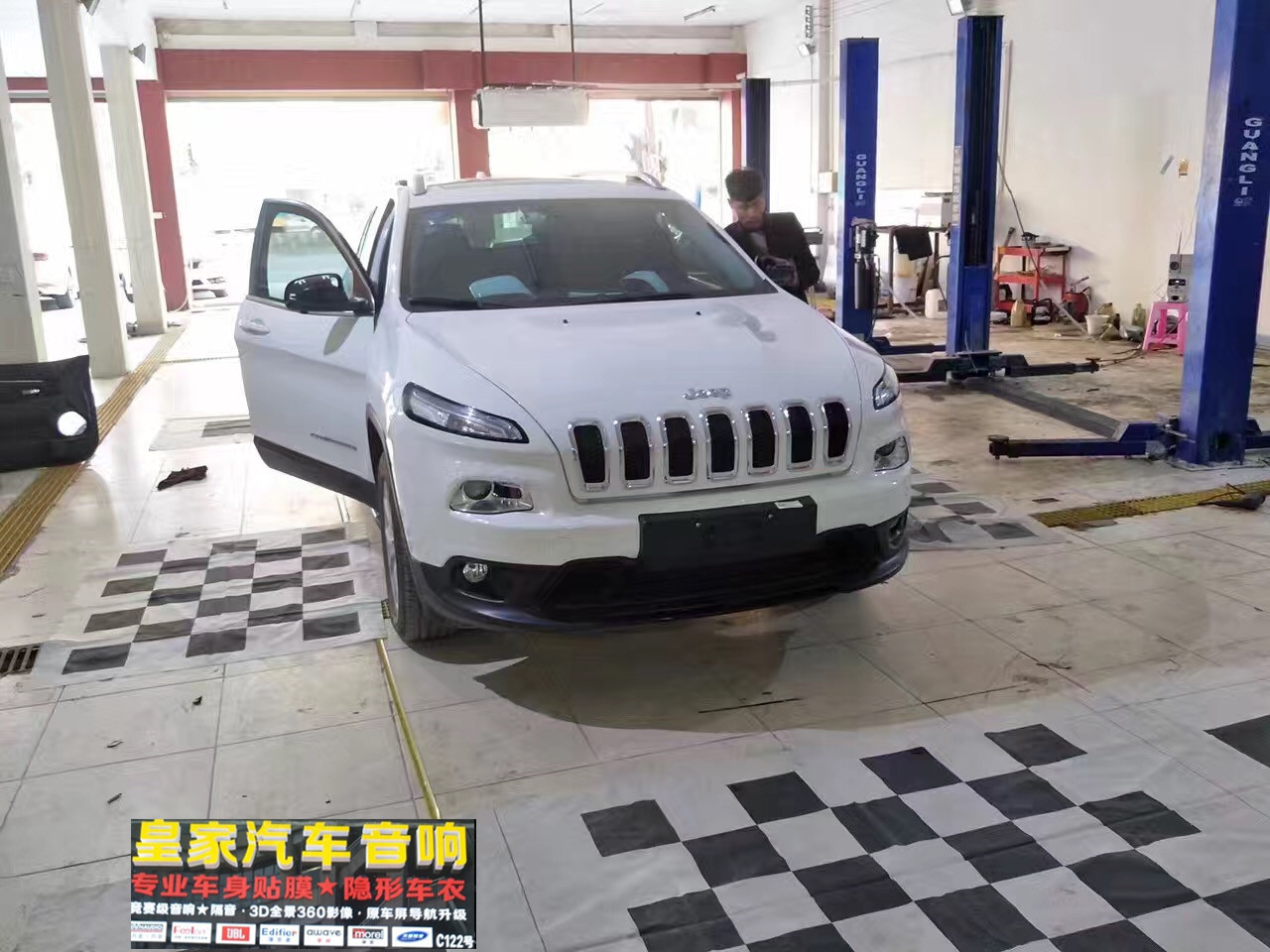 進(jìn)口JEEP 自由光 原車(chē)屏升級(jí)——郴州市皇家音響