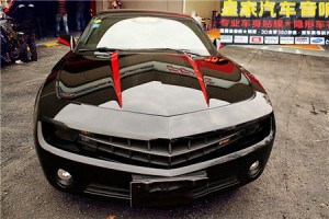 雪弗蘭大黃蜂車身改色貼膜電鍍紅拉花——郴州市皇家音響