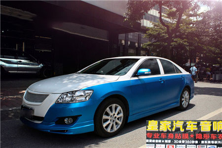 豐田凱美瑞車(chē)身改色貼膜電光金屬藍(lán)白Diy搭配——郴州市皇家音響