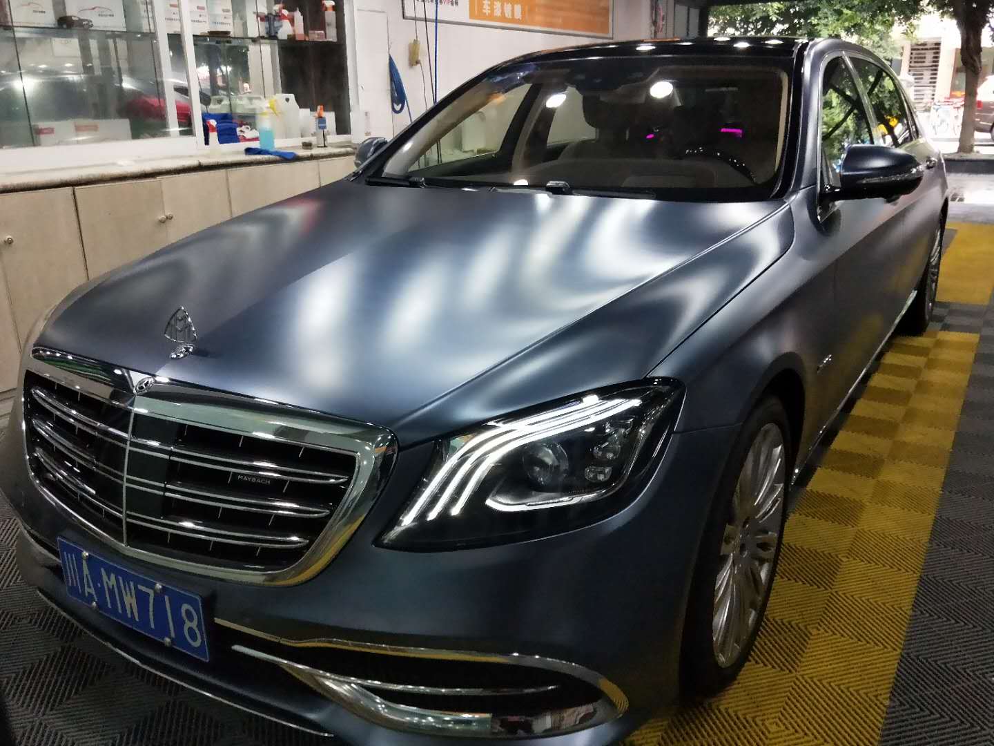 靚車會(huì)青羊店邁巴赫電光風(fēng)暴藍(lán)改色貼膜