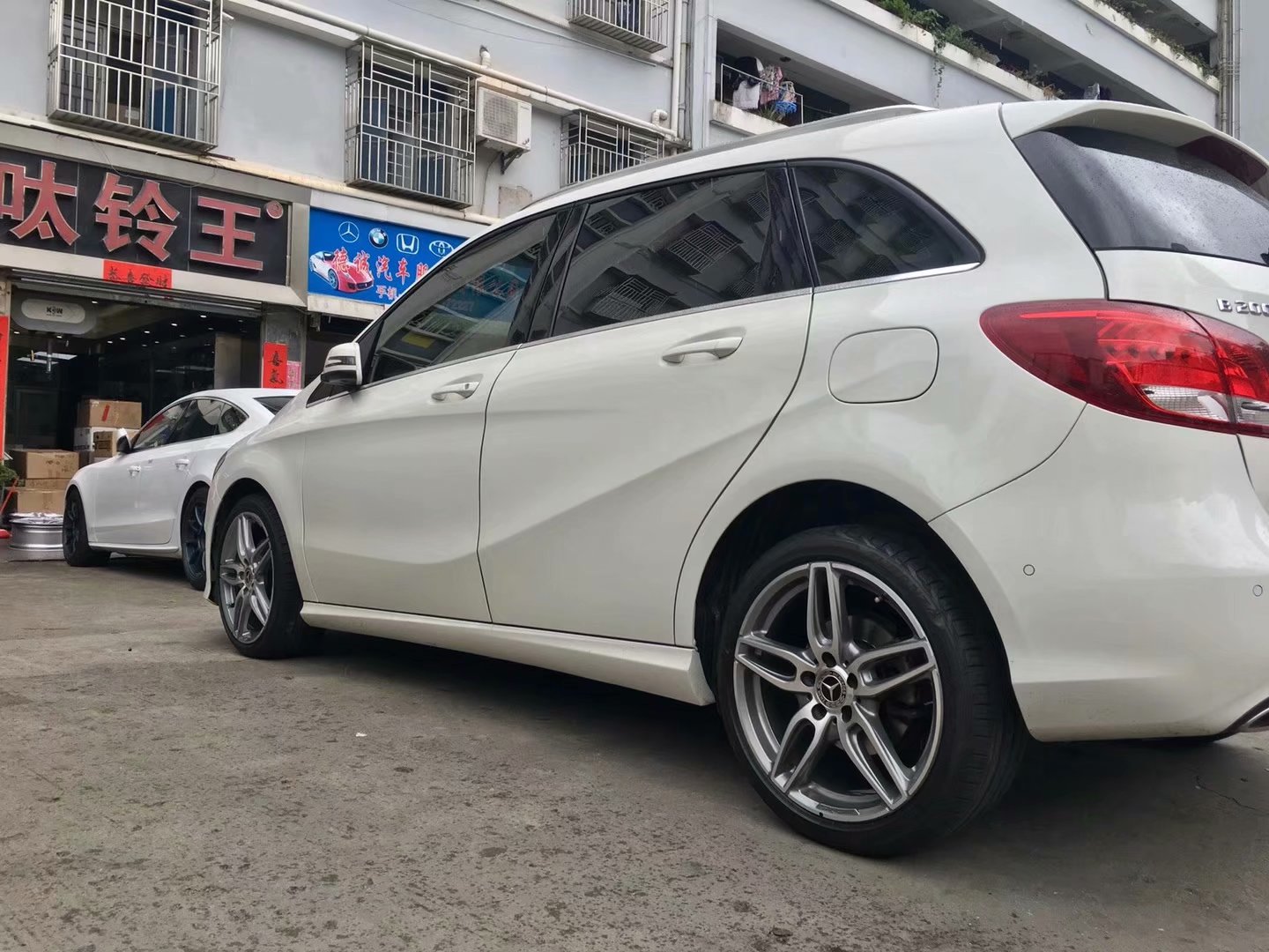 奔馳，換 原裝 18寸 AMG 完工！