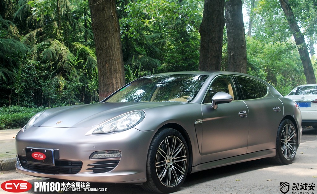 成都靚車會(huì)青羊店保時(shí)捷Panamera電光金屬鈦金汽車改色貼膜