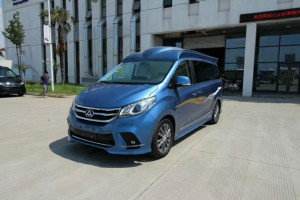 藍(lán)色奔馳商務(wù)車-閃亮登場