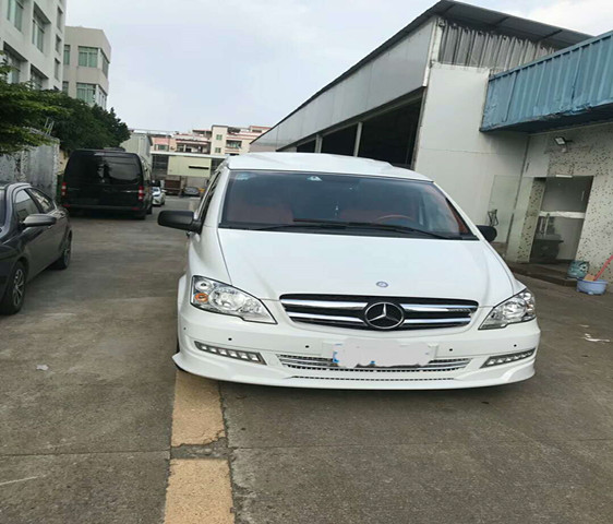 奔馳威霆白色商務(wù)車內(nèi)飾改裝