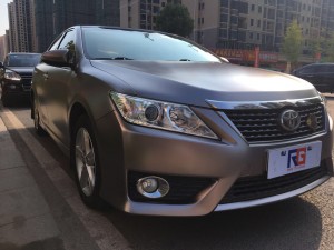 凱美瑞貼膜改色電光戰(zhàn)斗灰 英國RG名車改色衡陽加盟店出品