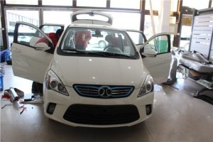 新車北汽EV200純電動車行駛過程中噪音大怎么辦？寧波慈溪慧聲汽車隔音升