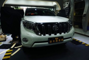 重慶汽車音響改裝哪家好？渝大昌豐田普拉多汽車音響改裝德國(guó)零點(diǎn)8寸三分頻喇叭功放