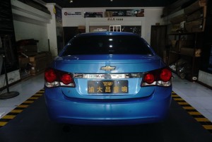 重慶汽車音響改裝哪家好？重慶渝大昌雪佛蘭科魯茲汽車音響改裝愛威三分頻喇叭A柱尾箱倒模工藝