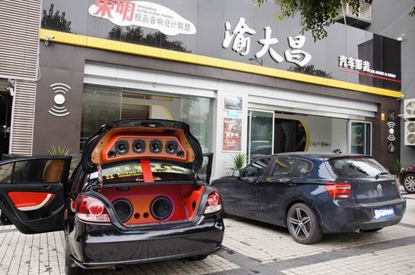 重慶汽車(chē)音響改裝哪家好？重慶渝大昌大眾朗逸音響改裝美國(guó)來(lái)福A柱門(mén)板尾箱倒模工藝