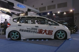 重慶汽車音響改裝哪家好？重慶渝大昌本田飛度音響改裝德國(guó)零點(diǎn)主機(jī)尾箱倒模工藝