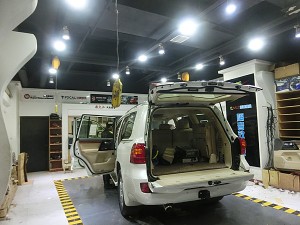 豐田陸地巡洋艦汽車音響改裝德國(guó)零點(diǎn)低音尾箱倒模 全車安博士隔音 重慶渝大昌