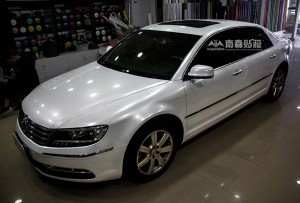 大眾輝騰貼膜改色珠光閃點(diǎn)白 南森汽車改色加盟培訓(xùn)