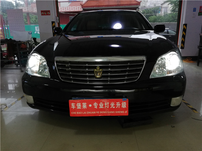 莆田豐田皇冠大燈改裝氙氣燈雙光透鏡二近四遠效果專業(yè)車燈改裝