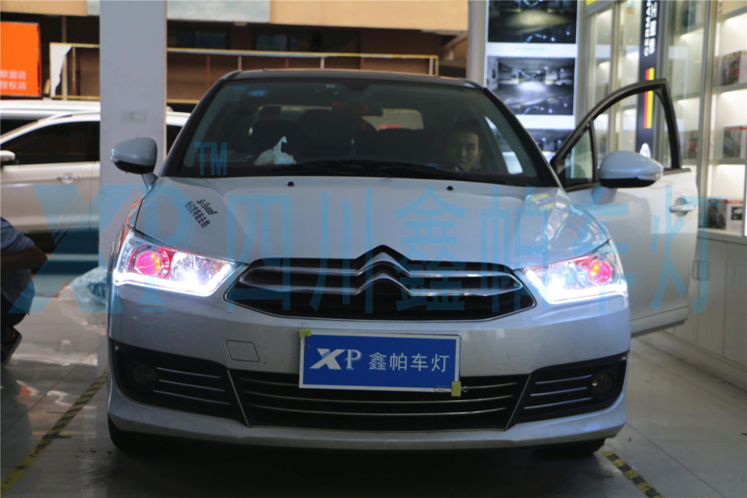 成都改車燈哪家服務(wù)好，價(jià)格怎么樣世嘉C4L成都改燈氙氣燈LED透鏡海拉