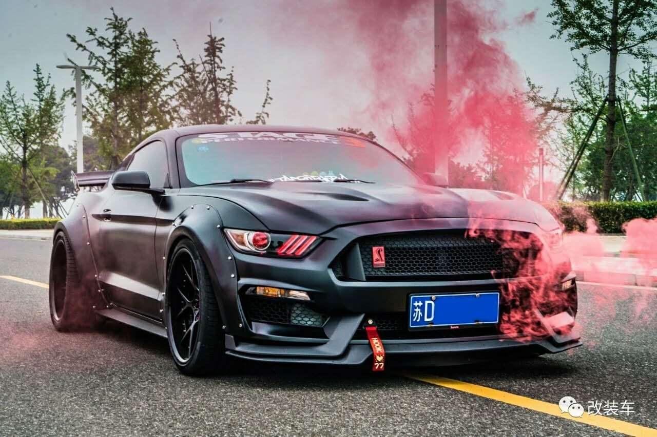 將Mustang打造成紅眼猛獸，用來開順風(fēng)車還抱得美人歸！