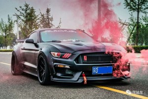 將Mustang打造成紅眼猛獸，用來開順風(fēng)車還抱得美人歸！